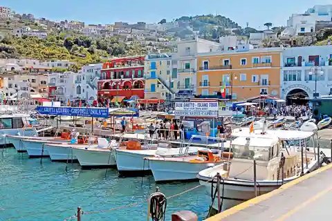 Capri: Tagesausflug mit Blauer Grotte, Standseilbahn & Mittagessen