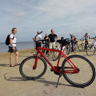 Jurmala: Sea Resort Bike Tour with Guide