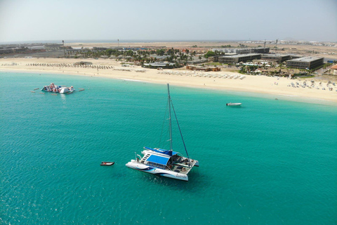 Rejs katamaranem na wyspę Sal z napojami i przekąskami wliczonymi w cenę