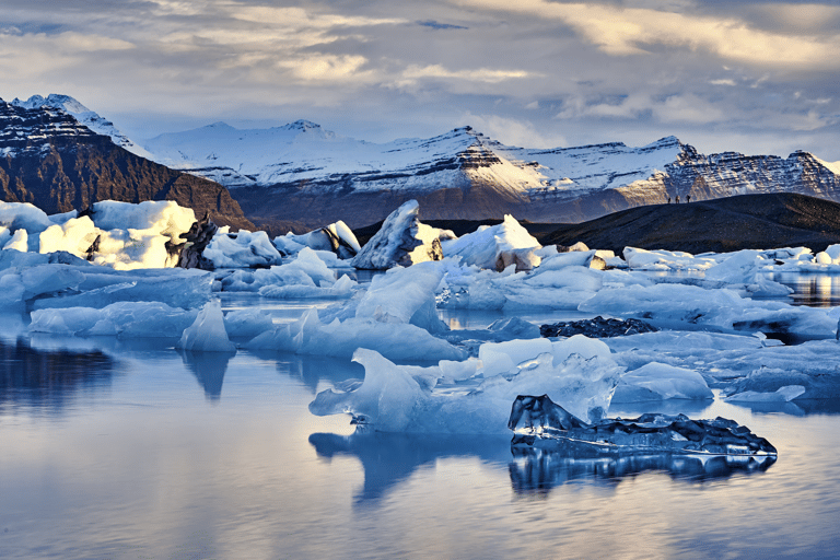 Côte sud islandaise : grotte de glace bleue et Jokulsarlon