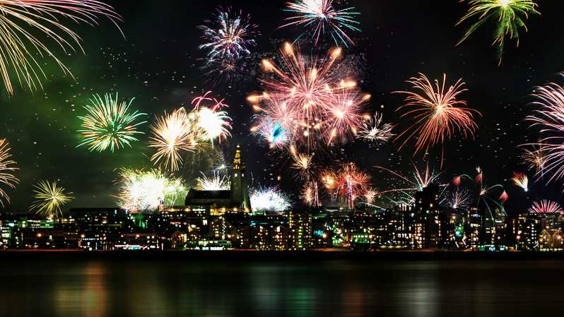 Reykjavik: New Years Fireworks Midnight Cruise