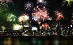 Reykjavik: 2-Hour Luxury New Years Fireworks Midnight Cruise