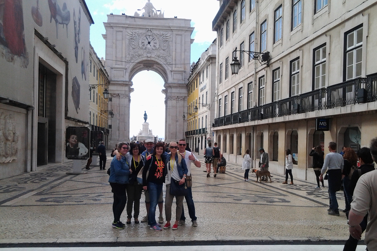 Lisbon: Private Old Town Electric Tuk-Tuk TourTour in German