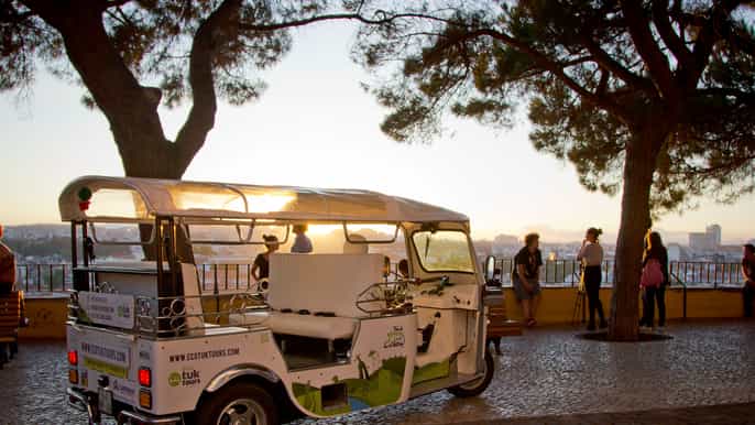 lisboa tour belvederes de 2 horas por eco tuktuk