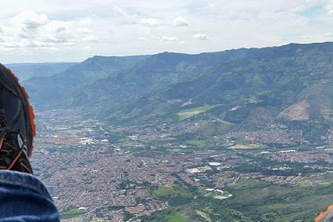 Gleitschirmfliegen über die Anden von Medellin aus(Kopie von) Gleitschirmfliegen über die Anden von Medellin aus