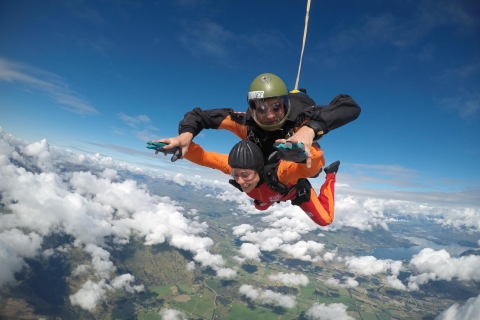 Wanaka : Expérience de saut en parachute en tandem à 9 000, 12 000 ou 15 000 piedsWanaka : Saut en parachute en tandem à 12 000 pieds d'altitude