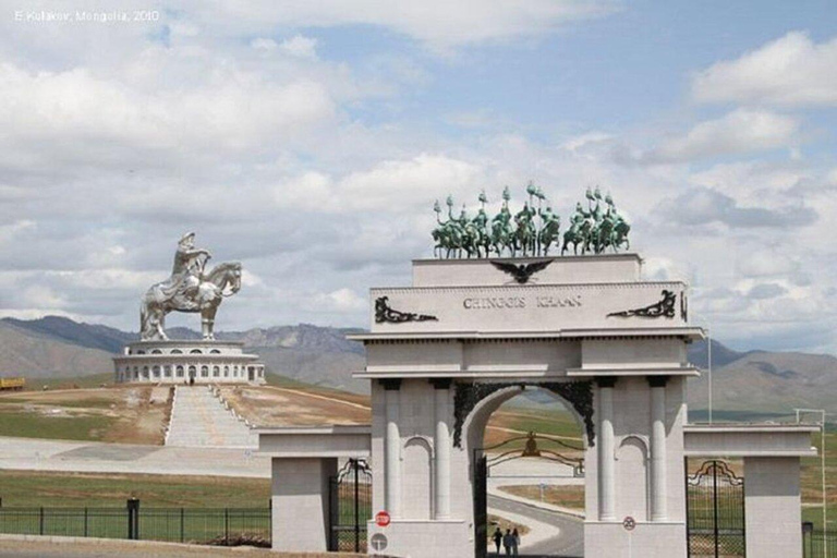 Ulaanbaatar: Genghis Khan Statue & Stargazing Tour