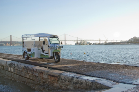 Lisboa: Tour de 2 horas por Belém y la Era Dorada en Eco-TukTour privado en alemán