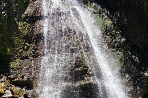 Aventura nas cascatas de Tengeru e escapadela de canoagem no Lago Duluti