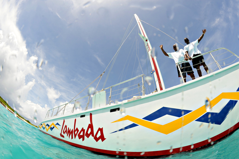 St. Maarten: Vela di un giorno intero in catamarano a Prickly Pear CaysSt. Maarten: crociera in catamarano di un&#039;intera giornata a Prickly Pear Cays