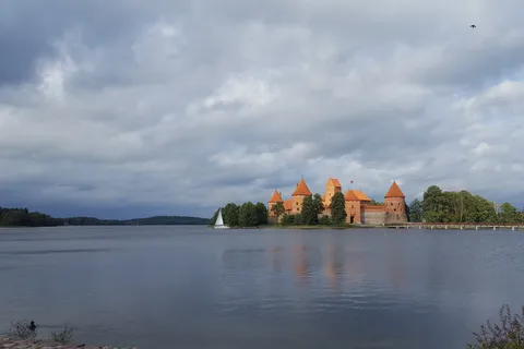 From Vilnius: Trakai Castle and Paneriai Memorial Tour