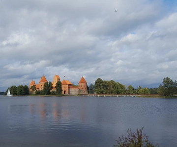 From Vilnius: Trakai Castle and Paneriai Memorial Tour