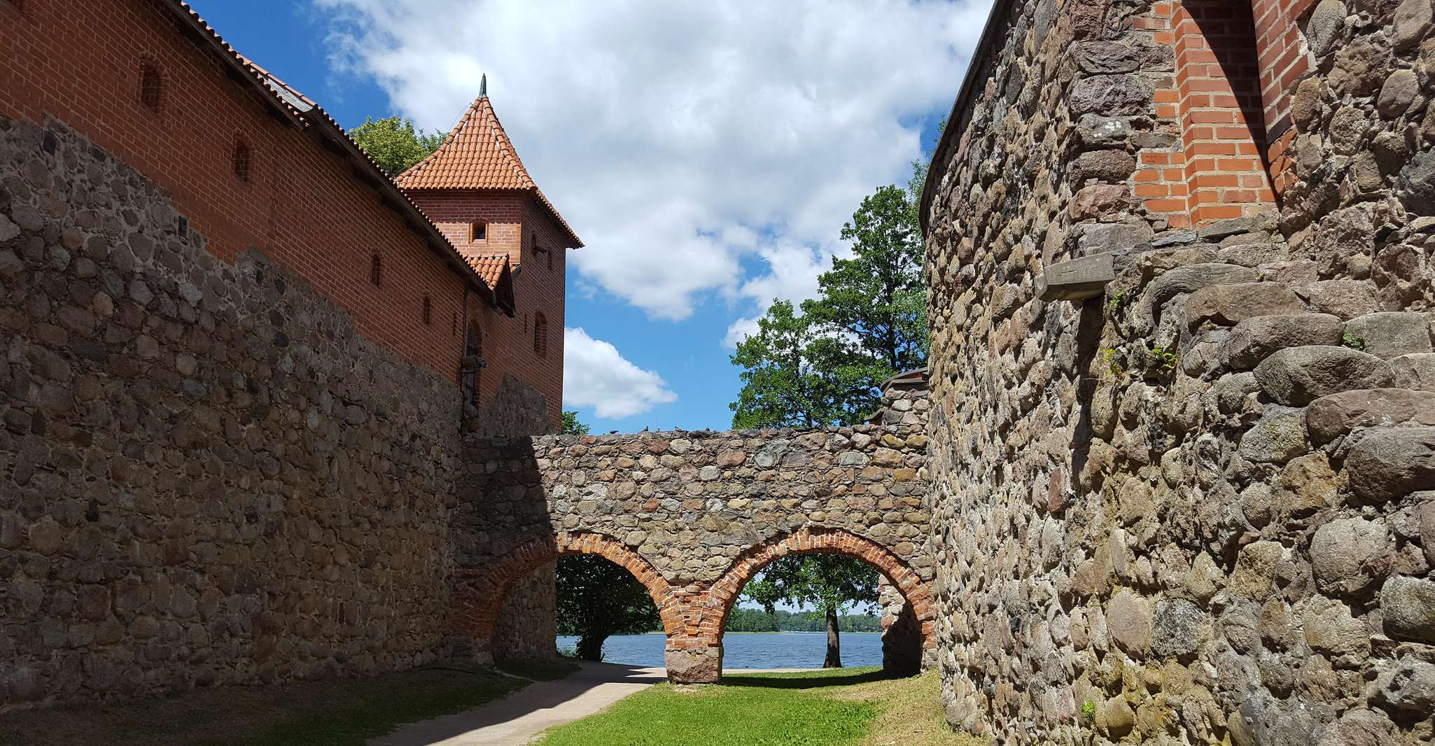 From Vilnius, Trakai Castle and Paneriai Memorial Tour - Hizvo