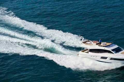 Dubai: 2-Hour Private Yacht Cruise around Burj Al-Arab