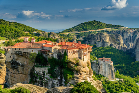 De Thessaloniki: Viagem de trem para Meteora e passeio pelo mosteiroDe Thessaloniki: viagem de trem para Meteora e excursão ao mosteiro