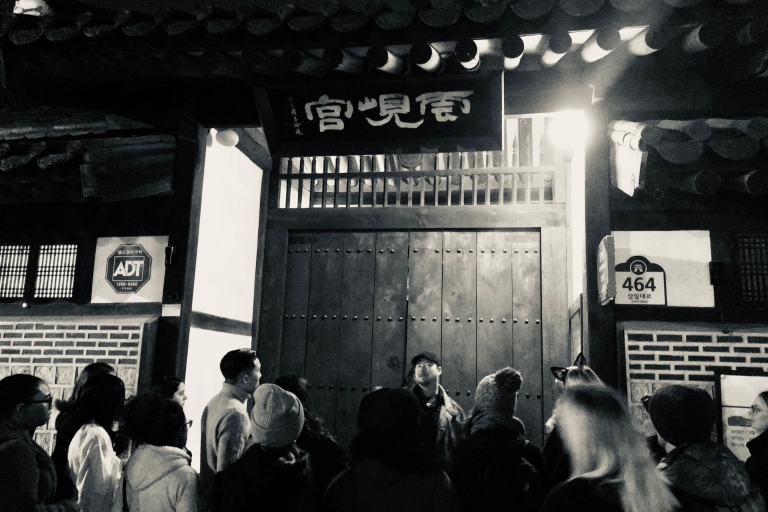 Seúl: lado oscuro de la ciudad y recorrido a pie de historias fantasmalesFin de semana - Tour de introducción (estación Anguk, salida 2)