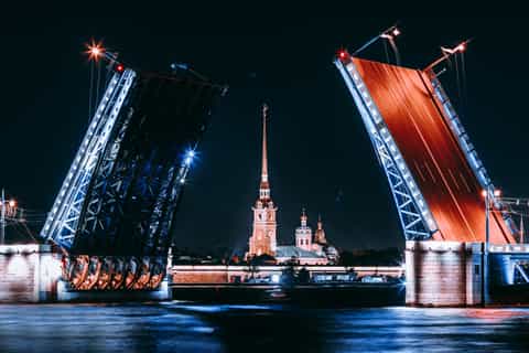 St. Petersburg: Night Sightseeing Cruise in Russian