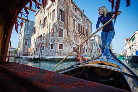 Venice: 2.5-Hour Rowing Class and Waterways Tour