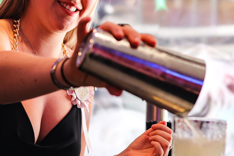 Albufeira: Cocktail Making Class and Karaoke Party with DJ