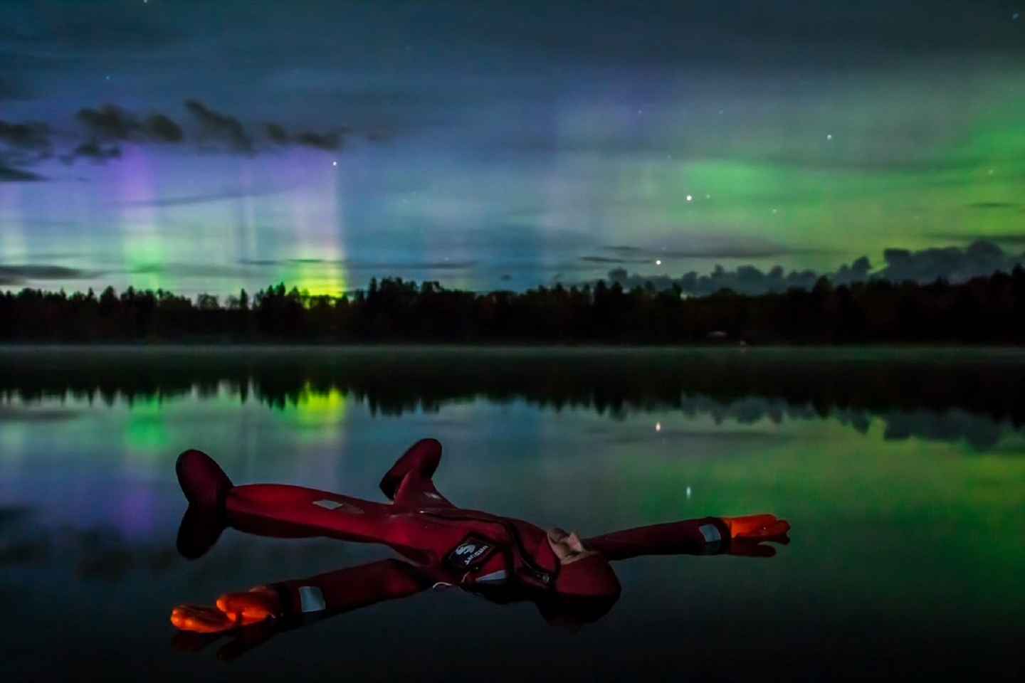 Rovaniemi: Aurora Borealis Autumn Lake Floating Experience