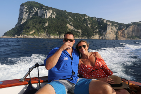 From Naples: Capri Boat Day Trip with Drinks Capri Boat Tour From Naples in Spanish