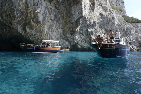 From Naples: Capri Boat Day Trip with Drinks Capri Boat Tour From Naples in Spanish