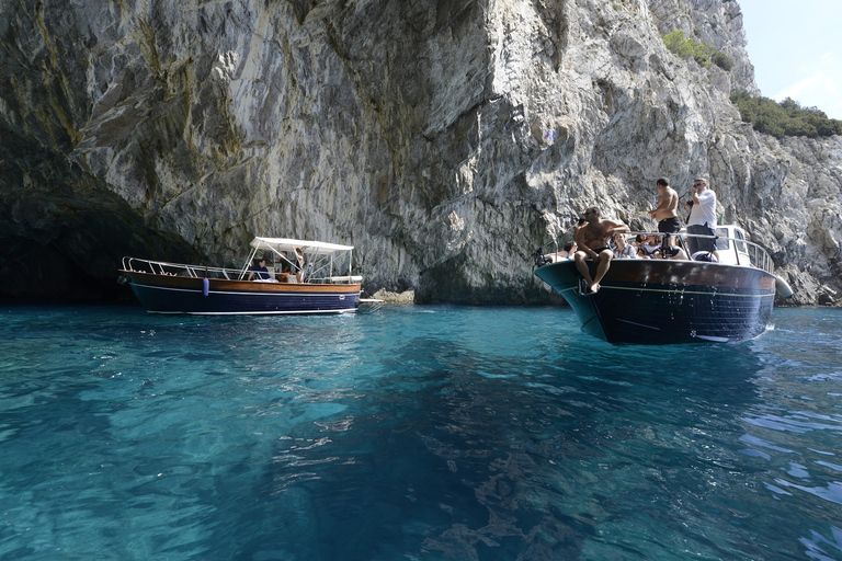 From Naples: Capri Boat Day Trip with DrinksTour in Spanish