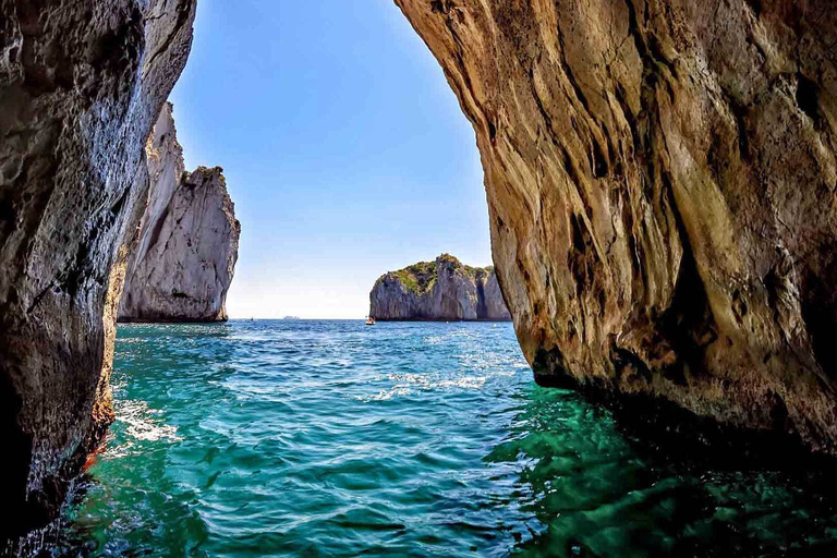 Tour en grupo reducido en barco por Sorrento y la Costa AmalfitanaTour en español