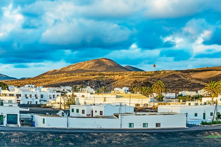 Lanzarote: vulkanen van Timanfaya, grotten en lunchOntdek Lanzarote, bustour met gids