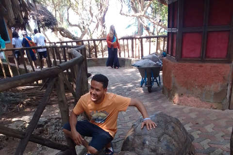 Zanzibar: tour guidato dell'isola prigione con guida localeZanzibar: tour guidato dell'isola prigione con una guida locale