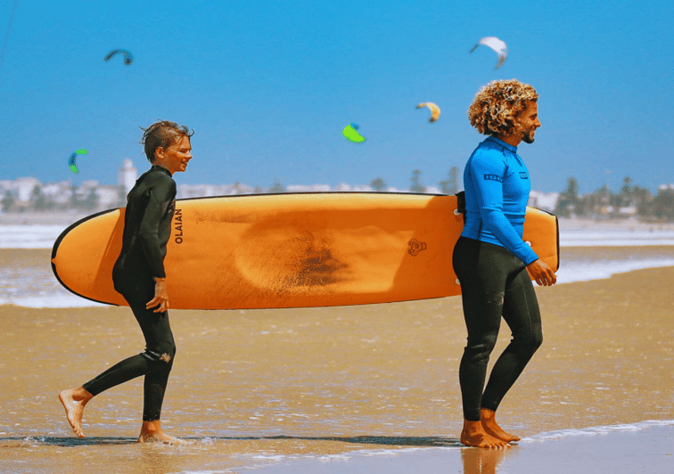 Cours de surf et déjeuner lors d'une excursion d'une journée à Essaouira au départ de Marrakech - surf