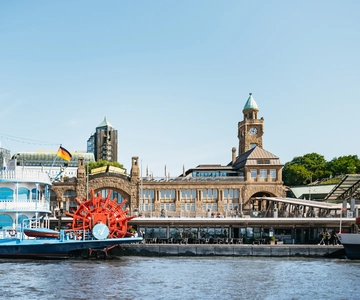 Hamburg: 1-Hour Harbor Sightseeing Cruise with HafenCity