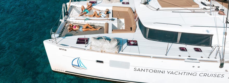 Santorin : Croisière en catamaran de luxe avec déjeuner, barbecue et boissons