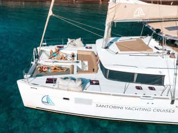 Santorini: Luxury Catamaran Cruise with Lunch, BBQ & Drinks