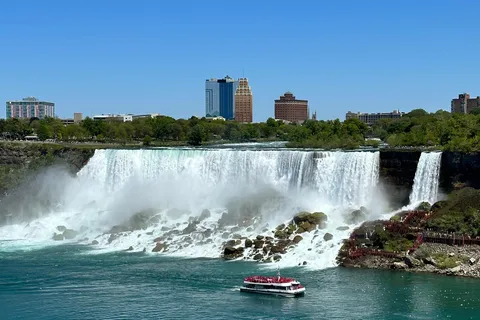 From Toronto: Niagara Falls Day Trip & Wine Tasting