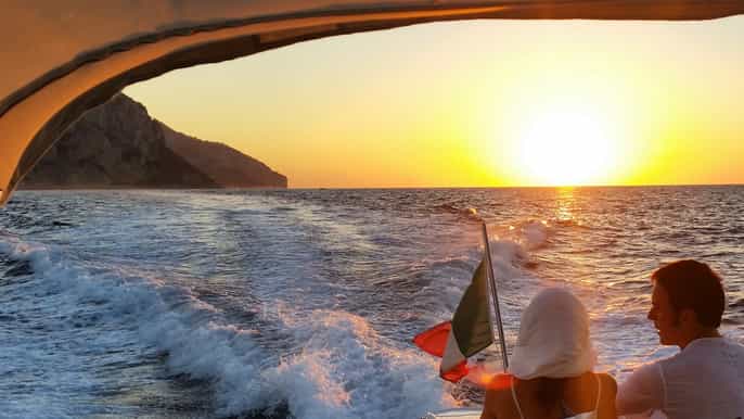 crucero al atardecer en la costa de sorrento con hora feliz o cena