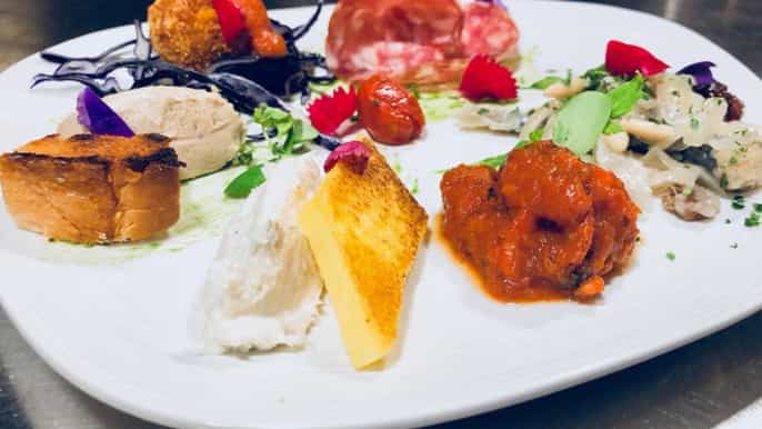 comida e vinho de quatro pratos combinando um jantar elegante em veneza