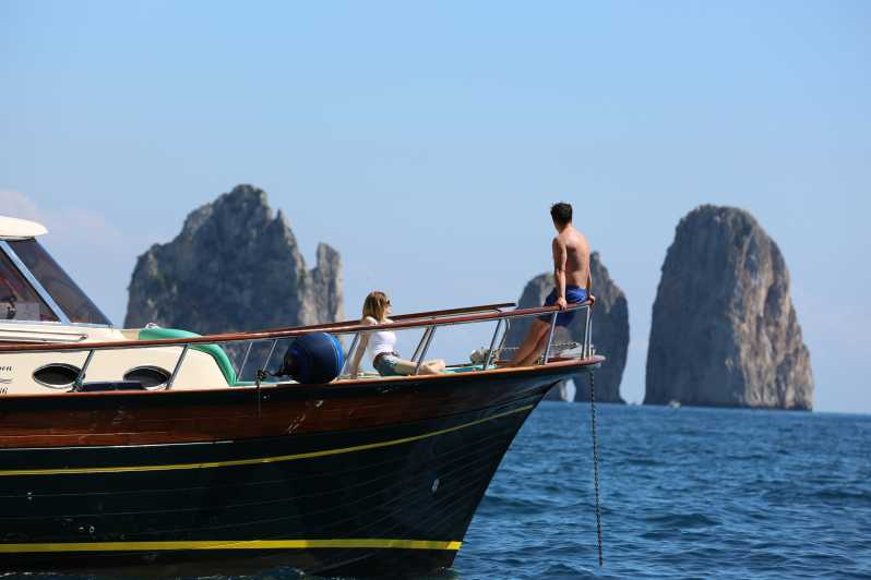 Da Amalfi: Tour di un giorno in barca delle Isole Li Galli e di Capri