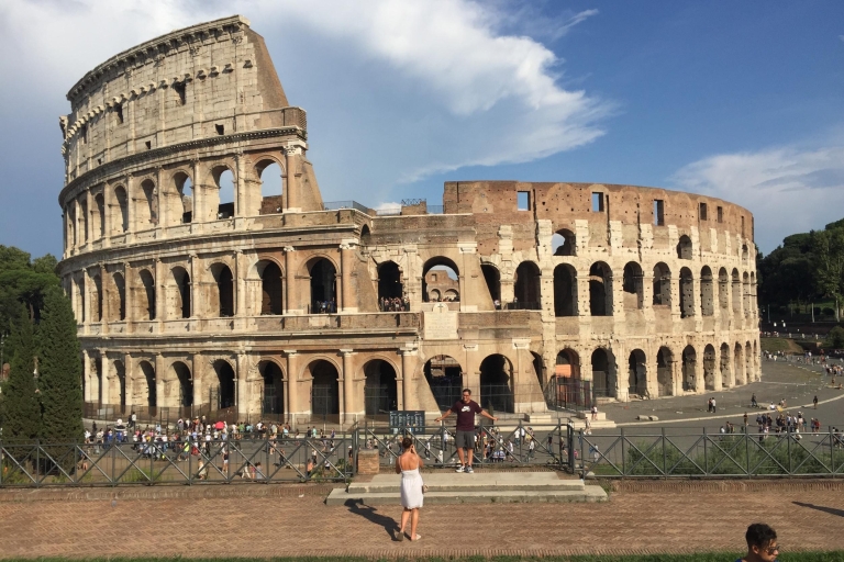 Rzym: Wycieczka bez kolejki do KoloseumWspólna wycieczka po Koloseum z dostępem do Areny w języku hiszpańskim