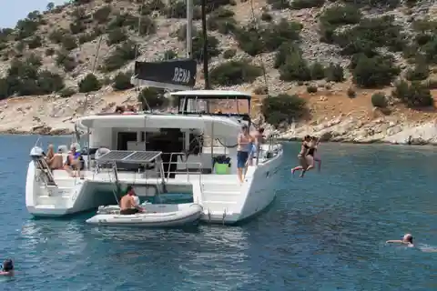 Naxos : Excursion d'une journée en catamaran de luxe avec déjeuner et boissons