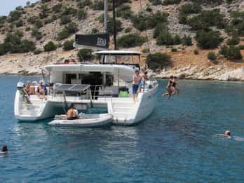 Naxos: Luxuriöse Katamaran Tagestour mit Mittagessen und Getränken