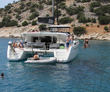 Naxos: Luxury Catamaran Day Trip with Lunch and Drinks