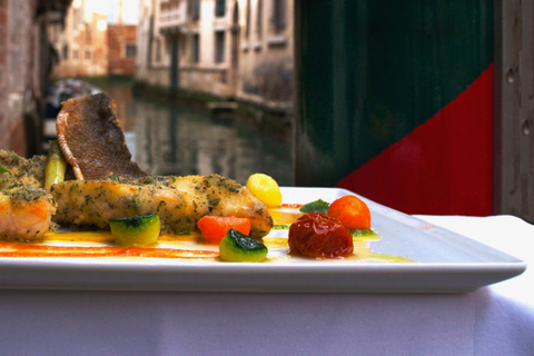 Cena elegante de cuatro platos con maridaje de comida y vino en Venecia