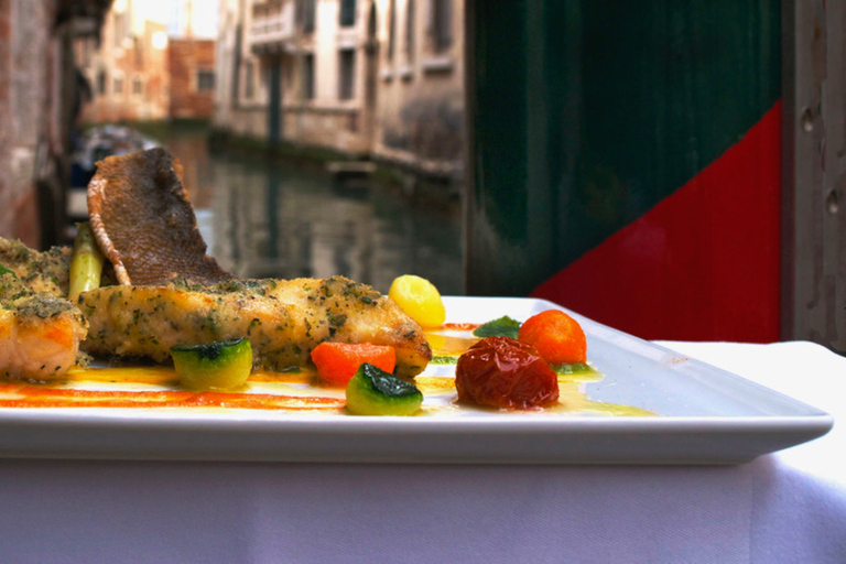 Cena elegante de cuatro platos con maridaje de comida y vino en Venecia