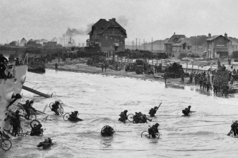 Plage canadienne de Juno Beach en Normandie, petit groupe, au départ de Paris