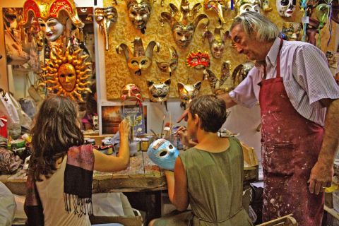 Venise : atelier de fabrication d'un masque de carnaval