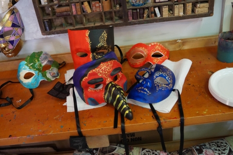 Venise : atelier de fabrication d’un masque de carnaval
