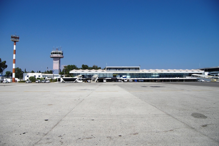 Traslado privado de ida al aeropuerto de CorfúTraslado de Llegada o Salida: Zona 2