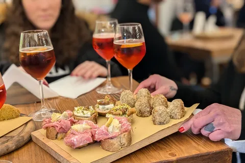 Veneza: Cicchetti, Spritz e Wine Tour com um guia local