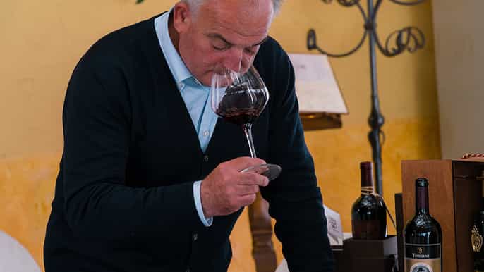 curso de etiqueta del vino de san gimignano con degustación y aperitivo